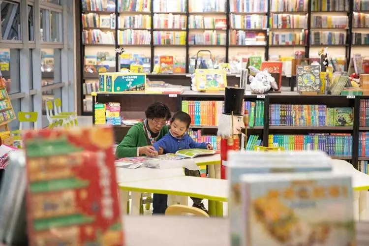 中关村图书大厦重张开业，读者赞叹书店变美变潮变年轻了！