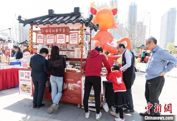 天津海河边，爱书人相聚旧书市集